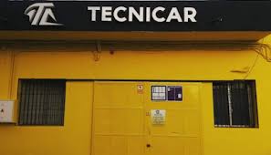 Mecánico profesional trabajando en Tecnicar Motril